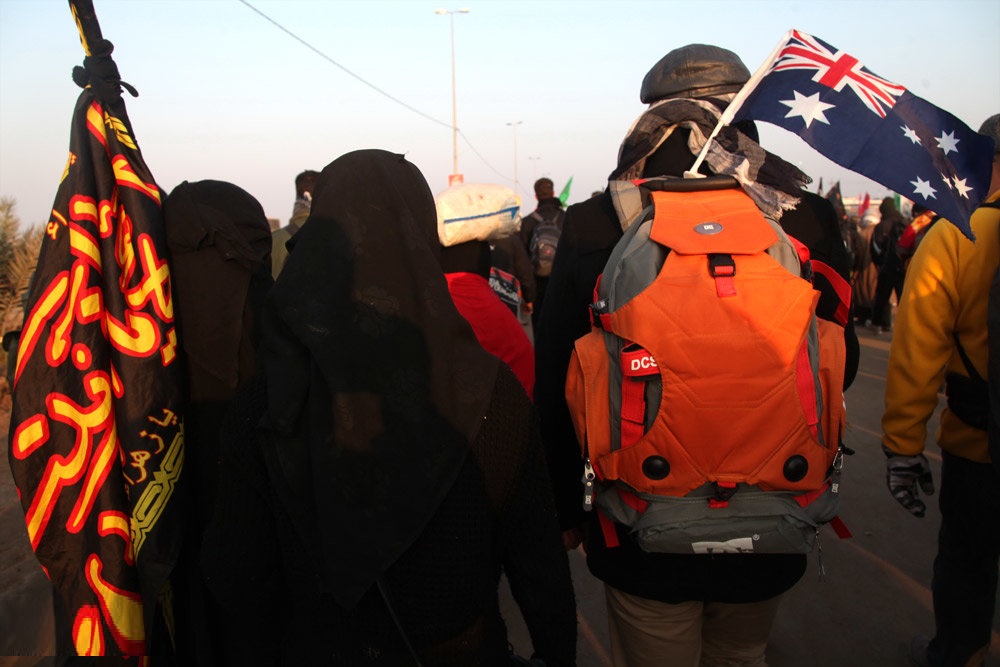 Photo: Australian man joins Shia Muslims walking to Karbala